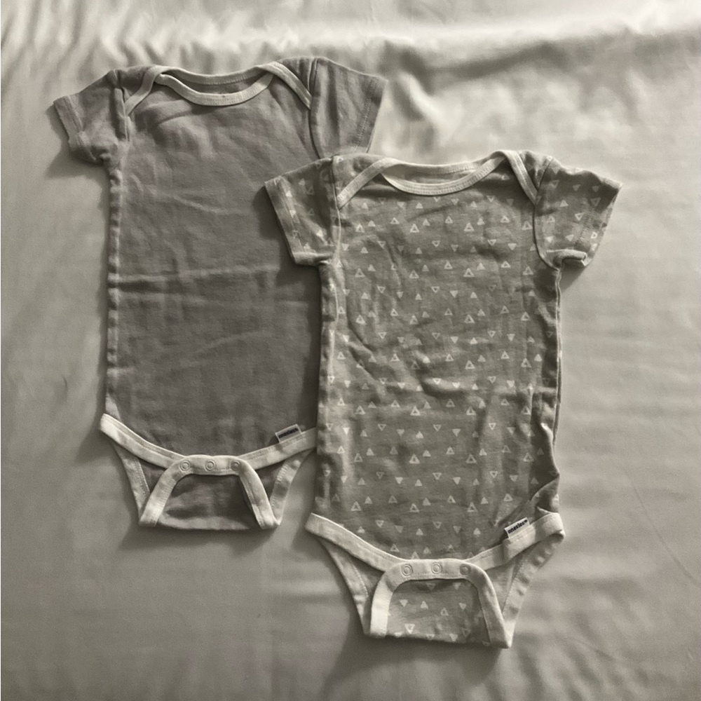 Gerber Baby Onesies 6 piece Set - Gray tones. Size 6-9 months - Picture 2 of 8
